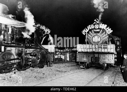 (190615) - chongqing, Juni 15, 2019 (Xinhua) - Datei Foto zeigt, dass zwei Züge bzw. aus Chengdu und Chongqing an Neijiang Bahnhof entlang der Bahnstrecke Chengdu-Chongqing erfüllen, 1. Juli 1952. Anschluss von Chengdu im Südwesten Chinas Provinz Sichuan und Chongqing Gemeinde, die 505-km-Chengdu-Chongqing Bahn ist die erste Eisenbahnstrecke contructed nach der Gründung der Volksrepublik China. Es wurde von China entworfen und mit einheimischen Materialien gebaut. Der Bau der Bahn im Juni 1950 traten, und das gesamte Projekt wurde in zwei Jahren fertig, mit Stockfoto