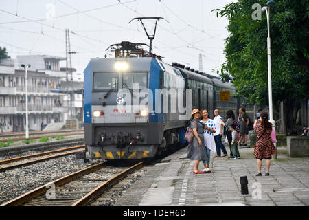 (190615) - chongqing, Juni 15, 2019 (Xinhua) - Passagiere posieren für Fotos auf der Plattform als Personenzug in Tongguanyi Bahnhof zieht die Chengdu-Chongqing Eisenbahn, 11. Juni 2019. Anschluss von Chengdu im Südwesten Chinas Provinz Sichuan und Chongqing Gemeinde, die 505-km-Chengdu-Chongqing Bahn ist die erste Eisenbahnstrecke contructed nach der Gründung der Volksrepublik China. Es wurde von China entworfen und mit einheimischen Materialien gebaut. Der Bau der Bahn im Juni 1950 traten, und das gesamte Projekt wurde in zwei Jahren fertig, mit mehr als Stockfoto