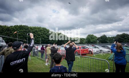 Doncaster, Großbritannien. 15 Juni, 2019. Die Besucher fotografieren, wie ein Flugzeug von Lancaster während einer Demonstration zum 70. Jahrestag der English Electric Canberra zu gedenken und mit ex Luft- und Bodenpersonal zu sprechen, der flog und dieses ikonische Luftfahrzeugs aufrechterhalten involed. Credit: Ioannis Alexopoulos/Alamy leben Nachrichten Stockfoto