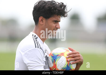 Fagagna, Italien. 15 Juni, 2019. Fußball, U 21 Männer, EM: Ausbildung Deutschland. Player Mahmoud Dahoud hält eine Kugel. Deutschland wird Dänemark in der Europäischen U21-Meisterschaft treffen sich am 17.06. Credit: Cézaro De Luca/dpa/Alamy leben Nachrichten Stockfoto