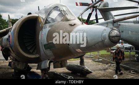 Doncaster, Großbritannien. 15 Juni, 2019. Ein Mann hinter einem Flugzeug während eines eventto zum 70. Jahrestag der English Electric Canberra gedenken und mit ex Luft- und Bodenpersonal zu sprechen, der flog und dieses ikonische Luftfahrzeugs aufrechterhalten. Credit: Ioannis Alexopoulos/Alamy leben Nachrichten Stockfoto