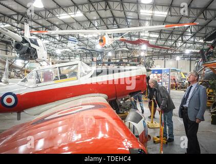 Doncaster, Großbritannien. 15 Juni, 2019. Besucher an der South Yorkshire Museum des 70. Jahrestages der English Electric Canberra zu gedenken und mit ex Luft- und Bodenpersonal zu sprechen, der flog und dieses ikonische Luftfahrzeugs aufrechterhalten. Credit: Ioannis Alexopoulos/Alamy leben Nachrichten Stockfoto