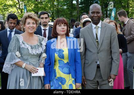 Vereinten Nationen, New York, USA, 15. Juni 2019 - der irische Minister Kultur, Tradition & die Gaeltacht Josefa Madigan, Ständiger Vertreter Irlands bei der Vereinten Nationen Geraldine BYRNE NASON und Tijjani Muhammad-Bande, Ständiger Vertreter von Nigeria zu den Vereinten Nationen und Präsident der Generalversammlung Kleid in die Mode der frühen 1800gewählt s ein Die erste Feier der Blüte Tag heute eher auf das UN-Hauptquartier in New York. Der bloomsday Festival ist eine jährliche Feier des James Joyce's Modernist epic Ulysses, die Ereignisse, von denen in Dublin stattfinden und die oround wor Stockfoto