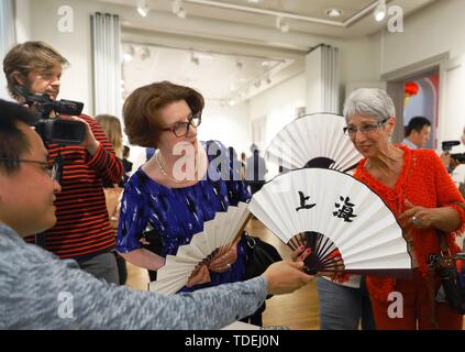 Brüssel, Belgien. 14 Juni, 2019. Besucher sehen traditionellen Fans während der 'poetischen Jiangnan: China" Ausstellung in Brüssel, Belgien, 14. Juni 2019. Nach einem Besuch in Russland, Japan und die Vereinigten Staaten, bei der 'dynamischen Shanghai' hat die lang erwartete Rückkehr nach Belgien mit der 'poetischen Jiangnan: Stil von China' Ausstellung hier auf der China Kulturzentrum gemacht. Mit 'Dynamische Shanghai" kehrt nach Belgien mit Ausstellung von Jiangnan Kultur Credit: Pan Geping/Xinhua/Alamy leben Nachrichten Stockfoto