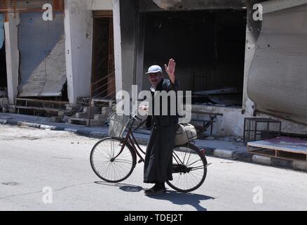 Palmyra, Syrien. 14 Juni, 2019. Ein Mann wird gesehen, wieder in der Stadt Palmyra in Syrien am 14. Juni 2019. Von der antiken Stadt Palmyra hat die bösartige Attacken und Besetzung der Islamischen Staat (IST) zwei Mal in der syrischen Krise und die Menschen von der alten Oasenstadt ging mehr als einmal vertrieben. Nach dem zweiten Befreiung von Palmyra Anfang 2017, die Wohnviertel von Palmyra, die antiken Ruinen und Wohngebiet, wurden weitgehend beschädigt. Quelle: Xinhua/Alamy leben Nachrichten Stockfoto