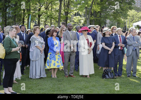 New York, NY, USA. 14 Juni, 2019. Vereinten Nationen, New York, USA, 15. Juni 2019 - der irische Minister Kultur, Tradition & die Gaeltacht Josefa Madigan, Ständiger Vertreter Irlands bei der Vereinten Nationen Geraldine BYRNE NASON und Tijjani Muhammad-Bande, Ständiger Vertreter von Nigeria zu den Vereinten Nationen und Präsident der Generalversammlung Kleid in die Mode der frühen 1800gewählt s ein Die erste Feier der Blüte Tag heute eher auf das UN-Hauptquartier in New York. Der bloomsday Festival ist eine jährliche Feier des James Joyce's Modernist epic Ulysses, die Ereignisse, von denen t Stockfoto