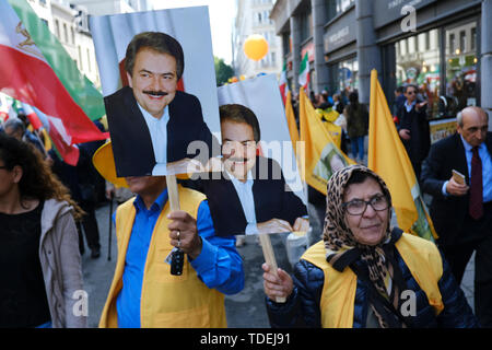 Brüssel, Belgien. 15 Juni, 2019. Die Demonstranten halten Iranische Fahnen, wie Sie eine Demonstration gegen die iranische Regierung und das System teilnehmen. Die Demonstration, organisiert von der Nationalen Widerstandsrates Irans (NWRI) gehalten wird, Iraner, die sich in ihrem Kampf für Freiheit und Demokratie im Iran zu unterstützen. Credit: ALEXANDROS MICHAILIDIS/Alamy leben Nachrichten Stockfoto