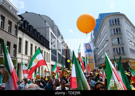 Brüssel, Belgien. 15 Juni, 2019. Die Demonstranten halten Iranische Fahnen, wie Sie eine Demonstration gegen die iranische Regierung und das System teilnehmen. Die Demonstration, organisiert von der Nationalen Widerstandsrates Irans (NWRI) gehalten wird, Iraner, die sich in ihrem Kampf für Freiheit und Demokratie im Iran zu unterstützen. Credit: ALEXANDROS MICHAILIDIS/Alamy leben Nachrichten Stockfoto