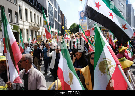 Brüssel, Belgien. 15 Juni, 2019. Die Demonstranten halten Iranische Fahnen, wie Sie eine Demonstration gegen die iranische Regierung und das System teilnehmen. Die Demonstration, organisiert von der Nationalen Widerstandsrates Irans (NWRI) gehalten wird, Iraner, die sich in ihrem Kampf für Freiheit und Demokratie im Iran zu unterstützen. Credit: ALEXANDROS MICHAILIDIS/Alamy leben Nachrichten Stockfoto