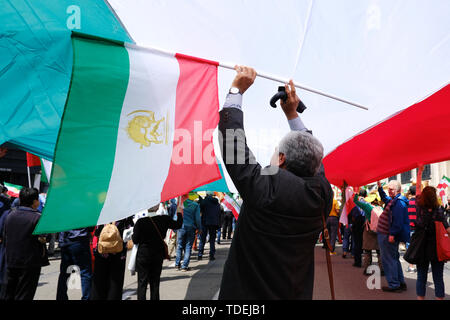 Brüssel, Belgien. 15 Juni, 2019. Die Demonstranten halten Iranische Fahnen, wie Sie eine Demonstration gegen die iranische Regierung und das System teilnehmen. Die Demonstration, organisiert von der Nationalen Widerstandsrates Irans (NWRI) gehalten wird, Iraner, die sich in ihrem Kampf für Freiheit und Demokratie im Iran zu unterstützen. Credit: ALEXANDROS MICHAILIDIS/Alamy leben Nachrichten Stockfoto