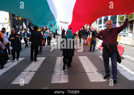 Brüssel, Belgien. 15 Juni, 2019. Die Demonstranten halten Iranische Fahnen, wie Sie eine Demonstration gegen die iranische Regierung und das System teilnehmen. Die Demonstration, organisiert von der Nationalen Widerstandsrates Irans (NWRI) gehalten wird, Iraner, die sich in ihrem Kampf für Freiheit und Demokratie im Iran zu unterstützen. Credit: ALEXANDROS MICHAILIDIS/Alamy leben Nachrichten Stockfoto