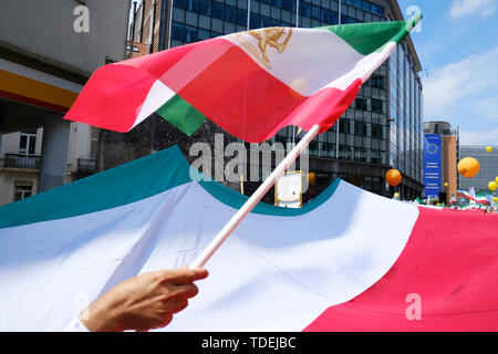 Brüssel, Belgien. 15 Juni, 2019. Die Demonstranten halten Iranische Fahnen, wie Sie eine Demonstration gegen die iranische Regierung und das System teilnehmen. Die Demonstration, organisiert von der Nationalen Widerstandsrates Irans (NWRI) gehalten wird, Iraner, die sich in ihrem Kampf für Freiheit und Demokratie im Iran zu unterstützen. Credit: ALEXANDROS MICHAILIDIS/Alamy leben Nachrichten Stockfoto