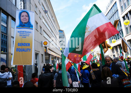 Brüssel, Belgien. 15 Juni, 2019. Die Demonstranten halten Iranische Fahnen, wie Sie eine Demonstration gegen die iranische Regierung und das System teilnehmen. Die Demonstration, organisiert von der Nationalen Widerstandsrates Irans (NWRI) gehalten wird, Iraner, die sich in ihrem Kampf für Freiheit und Demokratie im Iran zu unterstützen. Credit: ALEXANDROS MICHAILIDIS/Alamy leben Nachrichten Stockfoto