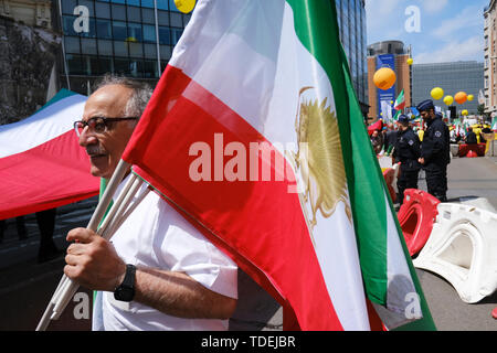 Brüssel, Belgien. 15 Juni, 2019. Die Demonstranten halten Iranische Fahnen, wie Sie eine Demonstration gegen die iranische Regierung und das System teilnehmen. Die Demonstration, organisiert von der Nationalen Widerstandsrates Irans (NWRI) gehalten wird, Iraner, die sich in ihrem Kampf für Freiheit und Demokratie im Iran zu unterstützen. Credit: ALEXANDROS MICHAILIDIS/Alamy leben Nachrichten Stockfoto