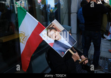 Brüssel, Belgien. 15 Juni, 2019. Die Demonstranten halten Iranische Fahnen, wie Sie eine Demonstration gegen die iranische Regierung und das System teilnehmen. Die Demonstration, organisiert von der Nationalen Widerstandsrates Irans (NWRI) gehalten wird, Iraner, die sich in ihrem Kampf für Freiheit und Demokratie im Iran zu unterstützen. Credit: ALEXANDROS MICHAILIDIS/Alamy leben Nachrichten Stockfoto