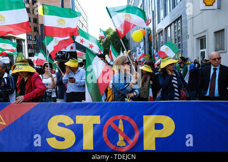 Brüssel, Belgien. 15 Juni, 2019. Die Demonstranten halten Iranische Fahnen, wie Sie eine Demonstration gegen die iranische Regierung und das System teilnehmen. Die Demonstration, organisiert von der Nationalen Widerstandsrates Irans (NWRI) gehalten wird, Iraner, die sich in ihrem Kampf für Freiheit und Demokratie im Iran zu unterstützen. Credit: ALEXANDROS MICHAILIDIS/Alamy leben Nachrichten Stockfoto