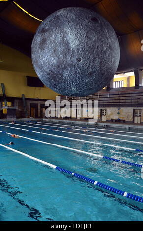 Mailand, Italien. 15 Juni, 2019. Installation der Luna Giganta am Cozzi pool (Maurizio Maule/Fotogramma, Mailand - 2019-06-15) p.s. La foto e 'utilizzabile nel rispetto del contesto in Cui e' Stata scattata, e senza intento diffamatorio del decoro delle Persone rappresentate Credit: Unabhängige Fotoagentur Srl/Alamy leben Nachrichten Stockfoto