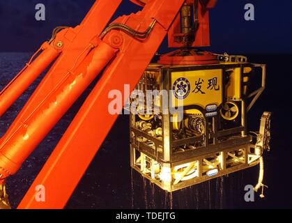 An Bord Kexue. 15 Juni, 2019. Foto am 15. Juni 2019 zeigt die Entdeckung, ein remote betriebenen Fahrzeug an Bord KEXUE, Rückkehr aus dem Meer im westlichen Pazifischen Ozean. China's Forschungsschiff KEXUE (Wissenschaft) beendete seine Untersuchung des Seamounts im Westen der Pazifische Ozean und begann am Samstag Abend zu segeln. KEXUE ist geplant in Xiamen in China Fujian Provinz am 23. Juni. Credit: Zhang Xudong/Xinhua/Alamy leben Nachrichten Stockfoto