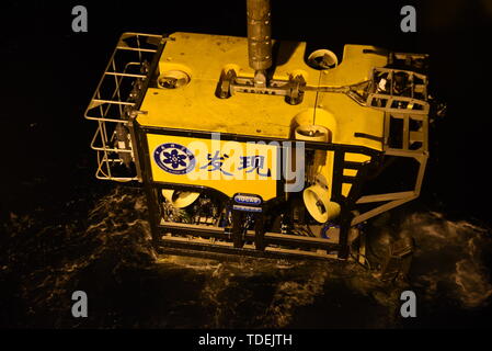 An Bord Kexue. 15 Juni, 2019. Foto am 15. Juni 2019 zeigt die Entdeckung, ein remote betriebenen Fahrzeug an Bord KEXUE, Rückkehr aus dem Meer im westlichen Pazifischen Ozean. China's Forschungsschiff KEXUE (Wissenschaft) beendete seine Untersuchung des Seamounts im Westen der Pazifische Ozean und begann am Samstag Abend zu segeln. KEXUE ist geplant in Xiamen in China Fujian Provinz am 23. Juni. Credit: Zhang Xudong/Xinhua/Alamy leben Nachrichten Stockfoto