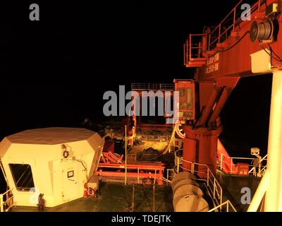 An Bord Kexue. 15 Juni, 2019. China's Forschungsschiff KEXUE (Wissenschaft) Segeln in der Nacht im westlichen Pazifischen Ozean am 15. Juni 2019. China's Forschungsschiff KEXUE (Wissenschaft) beendete seine Untersuchung des Seamounts im Westen der Pazifische Ozean und begann am Samstag Abend zu segeln. KEXUE ist geplant in Xiamen in China Fujian Provinz am 23. Juni. Credit: Zhang Xudong/Xinhua/Alamy leben Nachrichten Stockfoto