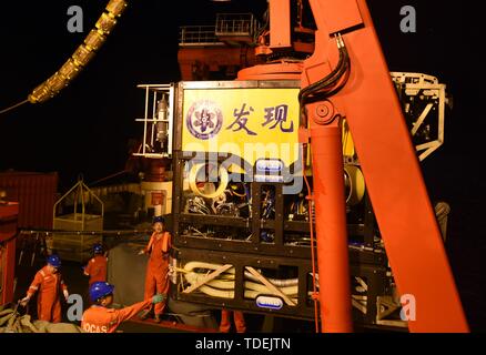 An Bord Kexue. 15 Juni, 2019. Foto am 15. Juni 2019 zeigt die Entdeckung, ein remote betriebenen Fahrzeug an Bord KEXUE, Rückkehr aus dem Meer im westlichen Pazifischen Ozean. China's Forschungsschiff KEXUE (Wissenschaft) beendete seine Untersuchung des Seamounts im Westen der Pazifische Ozean und begann am Samstag Abend zu segeln. KEXUE ist geplant in Xiamen in China Fujian Provinz am 23. Juni. Credit: Zhang Xudong/Xinhua/Alamy leben Nachrichten Stockfoto