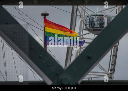 London, Großbritannien. 15 Juni, 2019. Wir sind jetzt in London Pride Saison und regenbogenfahnen Fliegen sind in der ganzen Stadt. In diesem Cae auf einem riesigen FAHNENMAST in der Nähe des London Eye am Südufer. Credit: Guy Bell/Alamy leben Nachrichten Stockfoto