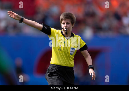 Casey Reibelt (Schiedsrichter) während die FIFA Frauen-WM Frankreich 2019 Gruppe E Übereinstimmung zwischen den Niederlanden 3-1 Cameroom im Hennegau Stadion in Valenciennes, Frankreich, 15. Juni 2019. Credit: Maurizio Borsari/LBA/Alamy leben Nachrichten Stockfoto