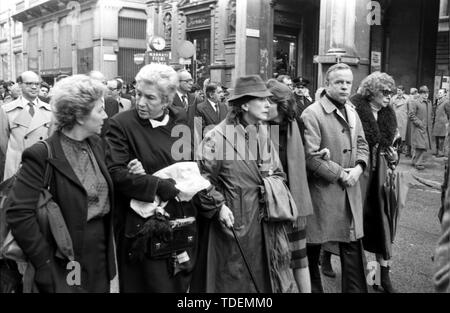 Beerdigungen von PAOLO GRASSI, VALENTINA CORTESE, Franco Zeffirelli JAHR 1981 (De Bellis/Fotogramma/de Bellis/Fotogramma, Mailand - 1982-10-18) ps das Foto verwendet werden können, wobei der Kontext, in dem es aufgenommen wurde, und ohne beleidigende Absicht der Anstand der Personen vertreten (De Bellis/Fotogramma/de Bellis/Fotogramma, Foto Repertoire - 2019-06-15) p.s. La foto e 'utilizzabile nel rispetto del contesto in Cui e' Stata scattata, e senza intento diffamatorio del decoro delle Persone rappresentate Stockfoto