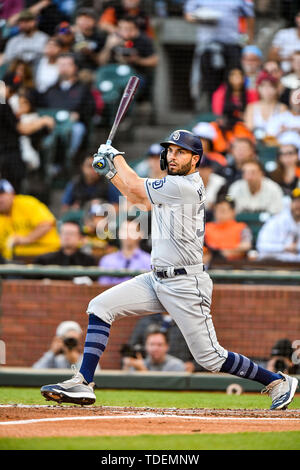 San Francisco, Kalifornien, USA. 12 Juni, 2019. San Diego Padres erste Basisspieler Eric Hosmer (30) bat in der MLB Spiel zwischen den San Diego Padres und die San Francisco Giants bei Oracle Park in San Francisco, Kalifornien. Chris Brown/CSM/Alamy leben Nachrichten Stockfoto