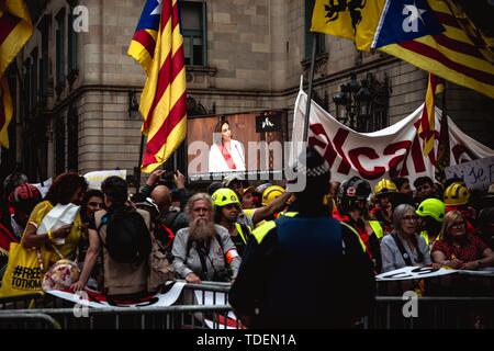 Barcelona, Spanien. 15 Juni, 2019. Barcelona's frisch wiedergewählte Bürgermeisterin, ADA COLAU, geht neben dem ERC Kandidat für die Bürgermeister, ERNEST MARAGALL, der Regierung der Generalitat zu grüßen Katalanen Präsident Quim Torra dem katalanischen Separatisten Slogans gegen Ihr re Shout - Wahl und zur Unterstützung der ehemaligen Katalanischen Minister des Innern, Jaquim Forn. Credit: Matthias Oesterle/Alamy leben Nachrichten Stockfoto