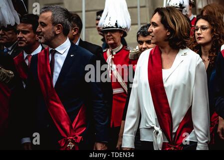 Barcelona, Spanien. 15 Juni, 2019. Barcelona's frisch wiedergewählte Bürgermeisterin, ADA COLAU, geht neben dem ERC Kandidat für die Bürgermeister, ERNEST MARAGALL, der Regierung der Generalitat zu grüßen Katalanen Präsident Quim Torra dem katalanischen Separatisten Slogans gegen Ihr re Shout - Wahl und zur Unterstützung der ehemaligen Katalanischen Minister des Innern, Jaquim Forn. Credit: Matthias Oesterle/Alamy leben Nachrichten Stockfoto