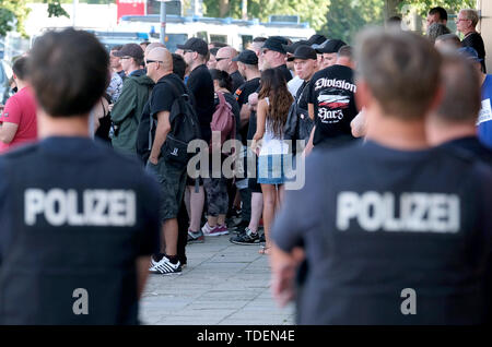 Roßlau, Deutschland. 15 Juni, 2019. 15. Juni 2019, Sachsen-Anhalt, Dessau-Roßlau: Teilnehmer einer Demonstration versammeln sich im Ortsteil Roßlau. Am Pfingstfest ein Mädchen ist, die von einem Verdächtigen aus dem Niger missbraucht worden zu sein. Über 100 Personen nahmen an der Tagung teil. Foto: Sebastian Willnow/dpa-Zentralbild/ZB Quelle: dpa Picture alliance/Alamy leben Nachrichten Stockfoto