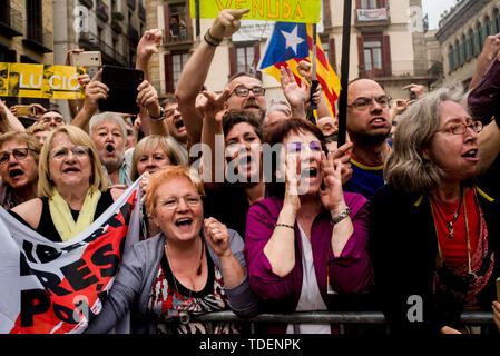 Barcelona, Katalonien, Spanien. 15 Juni, 2019. Pro-unabhängigkeit Aktivisten protestieren vor dem Rat der Stadt Barcelona. Ada Colau wurde erneut als Bürgermeisterin für Barcelona, der pro-Unabhängigkeit katalanischen republikanischen Linken Partei geringfügig mehr Stimmen als Colau der Gruppe gewann gewählt, aber Colau bleibt weiter im Amt nach der Einigung mit der katalanischen Zweig der Sozialistischen Partei und Manuel Valls Ratsmitglieder. Credit: Jordi Boixareu/ZUMA Draht/Alamy leben Nachrichten Stockfoto