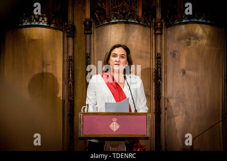 Barcelona, Katalonien, Spanien. 15 Juni, 2019. Ada Colau im Rathaus von Barcelona während der Sitzung zu wählen, der Bürgermeister der Stadt. Ada Colau wurde erneut als Bürgermeisterin für Barcelona, der pro-Unabhängigkeit katalanischen republikanischen Linken Partei geringfügig mehr Stimmen als Colau der Gruppe gewann gewählt, aber Colau bleibt weiter im Amt nach der Einigung mit der katalanischen Zweig der Sozialistischen Partei und Manuel Valls Ratsmitglieder. Credit: Jordi Boixareu/ZUMA Draht/Alamy leben Nachrichten Stockfoto