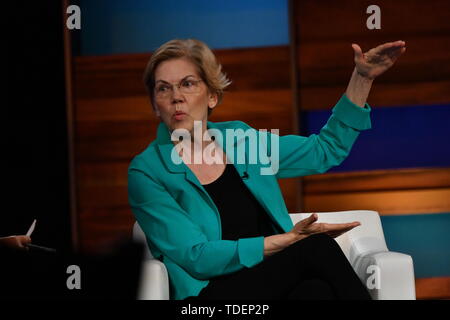 Charleston, USA. 15 Juni, 2019. Demokratische Präsidentschaftskandidaten sen Elizabeth Warren ist vom Moderator Soledad O'Brien während der Schwarzen wirtschaftlichen Allianz Presidential Forum Juni 15, 2019 in Charleston, South Carolina, interviewt. Credit: Planetpix/Alamy leben Nachrichten Stockfoto