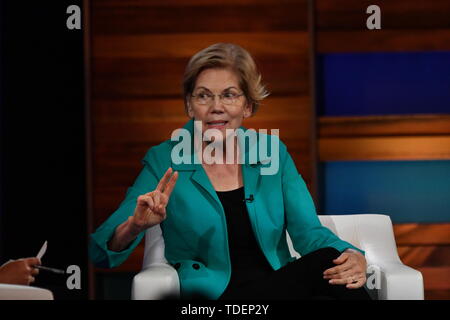 Charleston, USA. 15 Juni, 2019. Demokratische Präsidentschaftskandidaten sen Elizabeth Warren ist vom Moderator Soledad O'Brien während der Schwarzen wirtschaftlichen Allianz Presidential Forum Juni 15, 2019 in Charleston, South Carolina, interviewt. Credit: Planetpix/Alamy leben Nachrichten Stockfoto