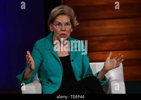 Charleston, USA. 15 Juni, 2019. Demokratische Präsidentschaftskandidaten sen Elizabeth Warren ist vom Moderator Soledad O'Brien während der Schwarzen wirtschaftlichen Allianz Presidential Forum Juni 15, 2019 in Charleston, South Carolina, interviewt. Credit: Planetpix/Alamy leben Nachrichten Stockfoto