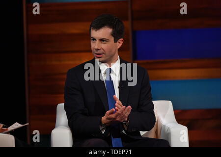 Charleston, USA. 15 Juni, 2019. Demokratische Präsidentschaftskandidaten Bürgermeister Peter Buttigieg ist vom Moderator Soledad O'Brien während der Schwarzen wirtschaftlichen Allianz Presidential Forum Juni 15, 2019 in Charleston, South Carolina, interviewt. Credit: Planetpix/Alamy leben Nachrichten Stockfoto