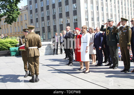 Tallinn, Estland. 15 Juni, 2019. Die dänische Königin Margrethe II (C-L), begleitet von estnischen Präsidenten Kersti Kaljulaid (C-R), besucht eine Kranzniederlegung Zeremonie am Fuße des Unabhängigkeitskrieges Siegessäule in Tallinn, Hauptstadt von Estland, am 15. Juni 2019. Estnische Präsident Kersti Kaljulaid Samstag begrüßt hier die Königin von Dänemark, der auf einem zweitägigen Besuch in Estland die bilateralen Beziehungen zu stärken. Quelle: Guo Chunju/Xinhua/Alamy leben Nachrichten Stockfoto