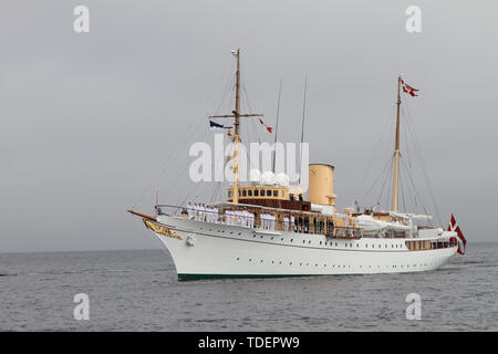 Tallinn, Estland. 15 Juni, 2019. Die königliche Yacht Dannebrog der dänischen Königin Margrethe II. nach Estland in das Wasser in der Nähe von Tallinn, der Hauptstadt von Estland, am 15. Juni 2019. Estnische Präsident Kersti Kaljulaid Samstag begrüßt hier die Königin von Dänemark, der auf einem zweitägigen Besuch in Estland die bilateralen Beziehungen zu stärken. Quelle: Guo Chunju/Xinhua/Alamy leben Nachrichten Stockfoto