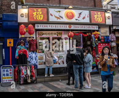 London, Großbritannien. London, Großbritannien. Chinesische Geschenk & Kunsthandwerk Shop in Londons Chinatown Süßes Café und Restaurant am Newport Gericht und Garret Straße am 15. Juni 2019, UK. Bild Capital/Alamy Leben Nachrichten Bild Capital/Alamy leben Nachrichten Stockfoto