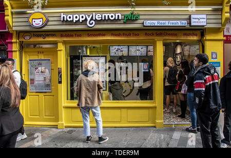 London, Großbritannien. London, Großbritannien. Happy Lemon plus Chinesisches Restaurant in London Chinatown Süßes Café und Restaurant am Newport Gericht und Garret Straße am 15. Juni 2019, UK. Bild Capital/Alamy Leben Nachrichten Bild Capital/Alamy leben Nachrichten Stockfoto