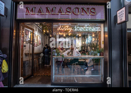 London, Großbritannien. London, Großbritannien. Mamasons in Londons Chinatown Süßes Café und Restaurant am Newport Gericht und Garret Straße am 15. Juni 2019, UK. Bild Capital/Alamy Leben Nachrichten Bild Capital/Alamy leben Nachrichten Stockfoto