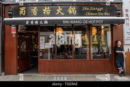 London, Großbritannien. London, Großbritannien. Shu Xiang Ge - Chinesische Hot Pot in Londons Chinatown Süßes Café und Restaurant am Newport Gericht und Garret Straße am 15. Juni 2019, UK. Bild Capital/Alamy Leben Nachrichten Bild Capital/Alamy leben Nachrichten Stockfoto