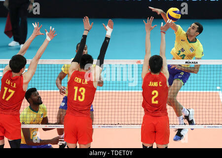 Gondomar, Portugal. 15 Juni, 2019. Douglas Souza in Brasilien (1. R) Spitzen während der fivb Volleyball Nationen Liga Match zwischen Brasilien und China an Multiusos de Gondomar Halle in Gondomar, Portugal, am 15. Juni 2019. Brasilien gewann 3-0. Credit: Pedro Fiuza/Xinhua/Alamy leben Nachrichten Stockfoto