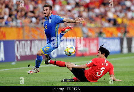 Lodz, Polen. 15 Juni, 2019. Jaeik Lee (R) von Südkorea packt Maksym Chekh der Ukraine während der FIFA U-20-WM-Finale zwischen der Ukraine und Südkorea in Lodz, Polen, 15. Juni 2019. Die Ukraine gewann 3-1, um die Meisterschaft zu gewinnen. Credit: Rafal Rusek/Xinhua/Alamy leben Nachrichten Stockfoto