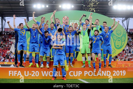 Lodz, Polen. 15 Juni, 2019. Valerii Bondar (vorne) der Ukraine wirft die Trophäe, nachdem die FIFA U-20 WM-Finale zwischen der Ukraine und Südkorea in Lodz, Polen, 15. Juni 2019. Die Ukraine gewann 3-1, um die Meisterschaft zu gewinnen. Credit: Rafal Rusek/Xinhua/Alamy leben Nachrichten Stockfoto