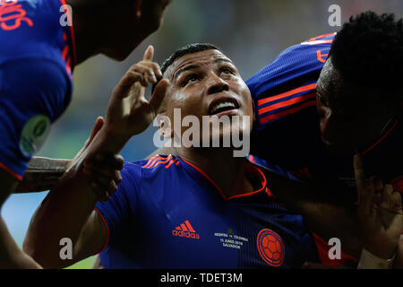 Salvador, Brasilien. 15 Juni, 2019. Kolumbien ist Roger Martinez (C) feiert ein Ziel bei der Copa America 2019 Gruppe B Spiel zwischen Argentinien und Kolumbien in Salvador, Brasilien, 15. Juni 2019. Kolumbien gewann 2-0. Credit: Francisco Canedo/Xinhua/Alamy leben Nachrichten Stockfoto