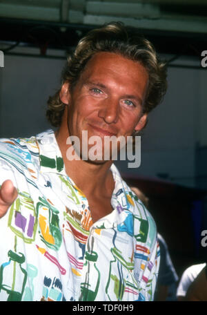 Hollywood, Kalifornien, USA, 14. Juli 1994 Schauspieler Ralf Möller nimmt Arnold Schwarzenegger Hand- und Fußabdrücke Zeremonie am 14 Juli, 1994 bei Mann Chinese Theatre in Hollywood, Kalifornien, USA. Foto von Barry King/Alamy Stock Foto Stockfoto