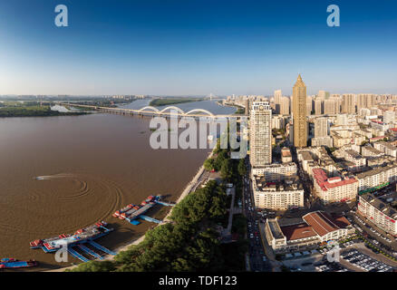 Luftaufnahme der Songhua Fluss durch die Harbin Fluss Abschnitt der schönen Landschaft fließt Stockfoto